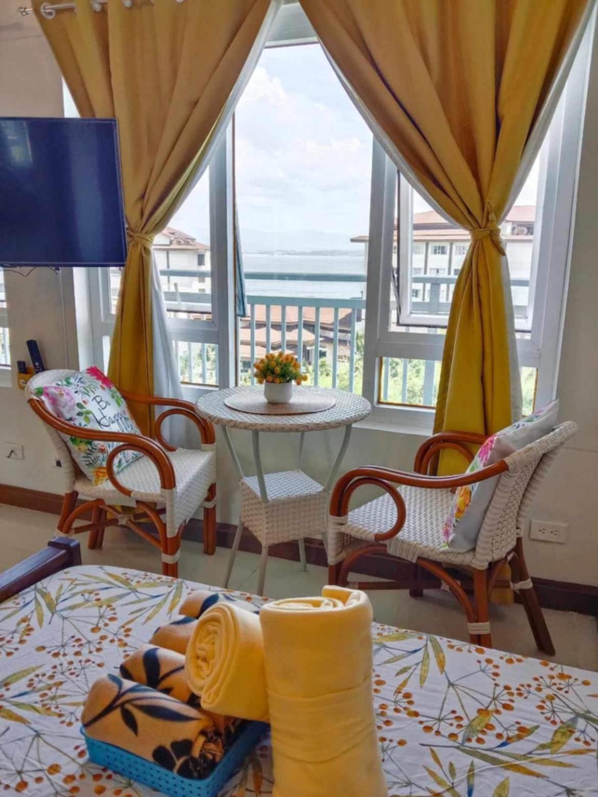 Apartment Spacious Unit With Balcony And Seaview *