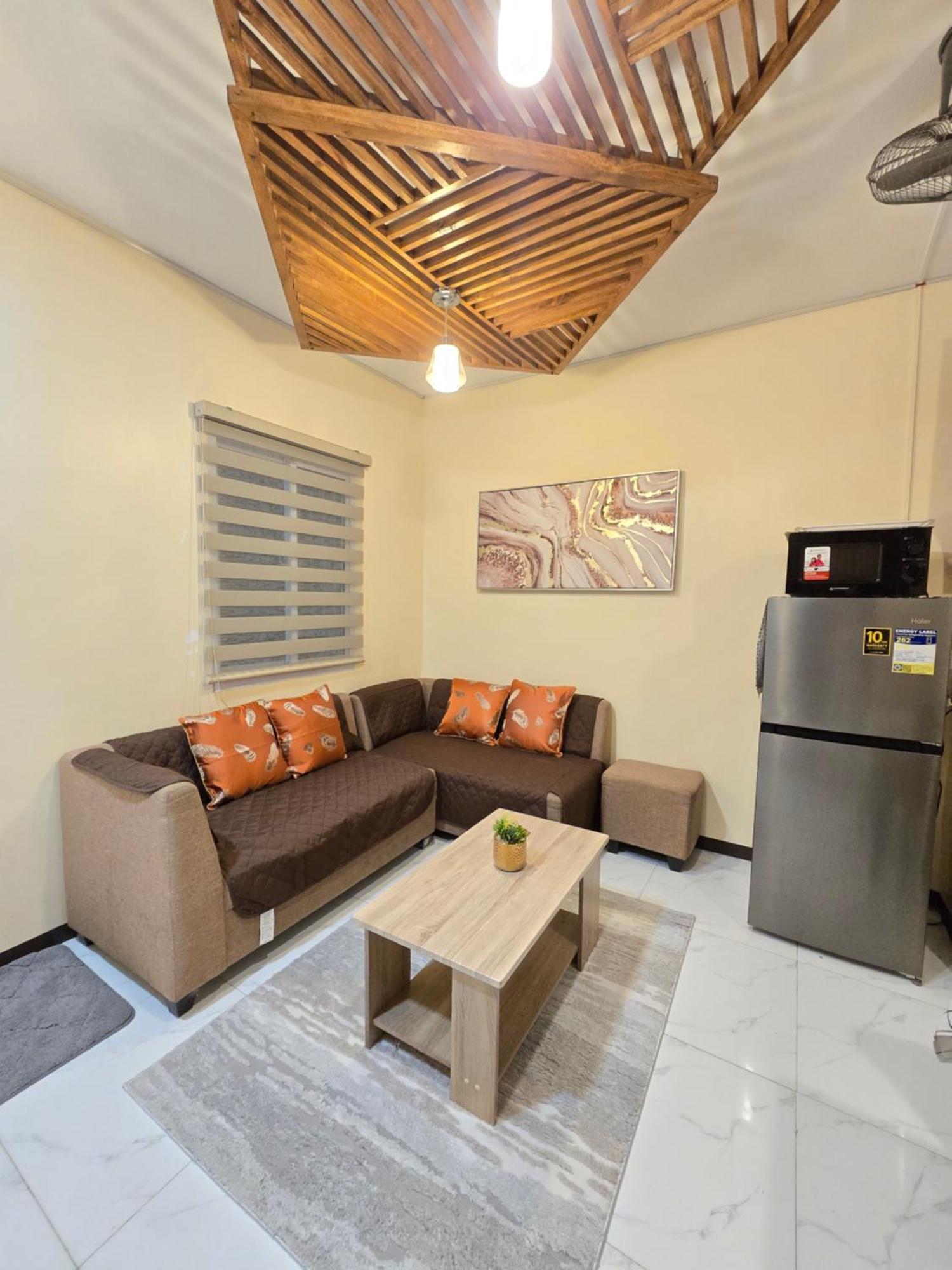 Fully-furnished Compostela House With Carpark, Wifi, Netflix Apartment