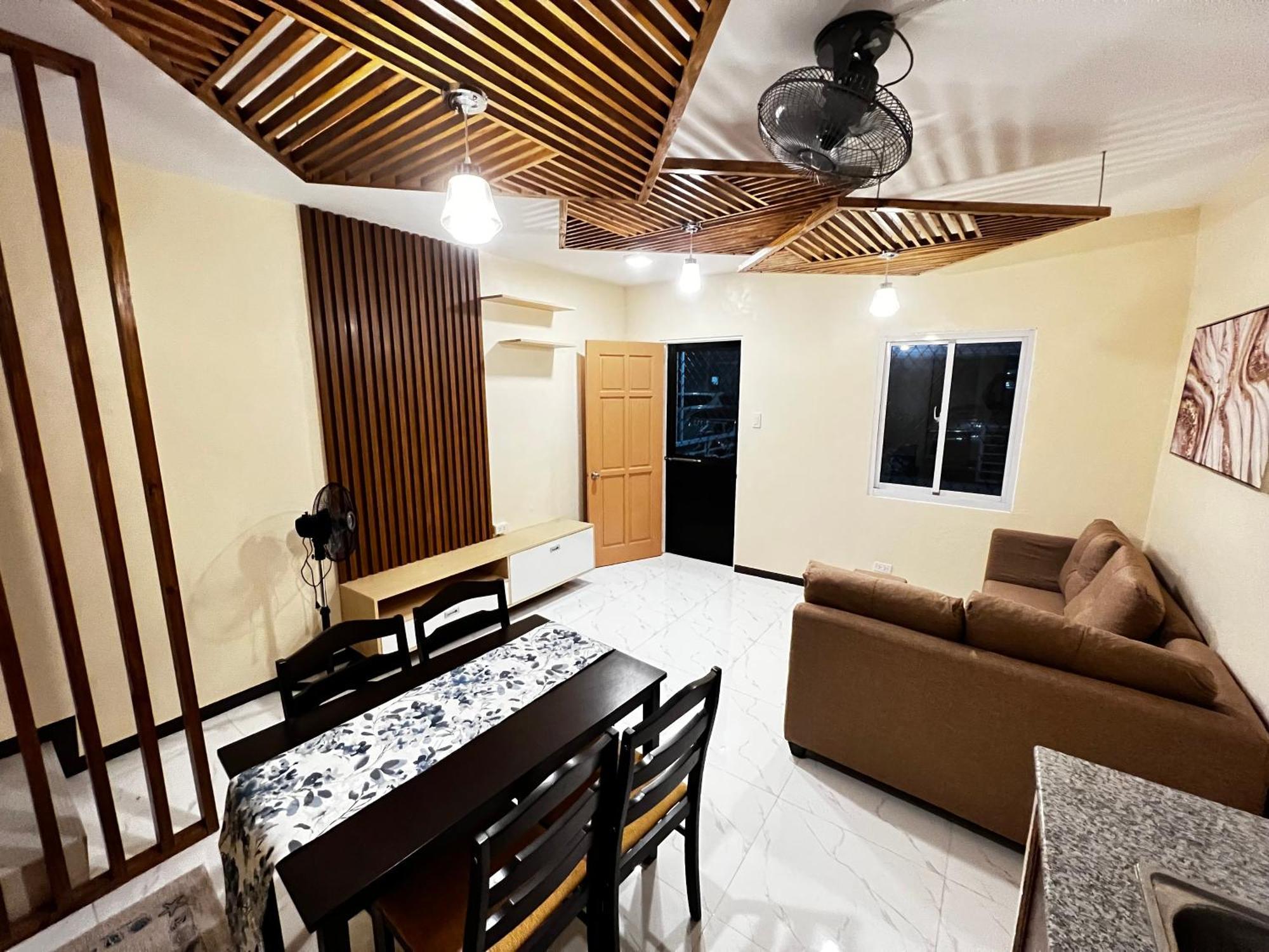Fully-furnished Compostela House With Carpark, Wifi, Netflix Apartment *