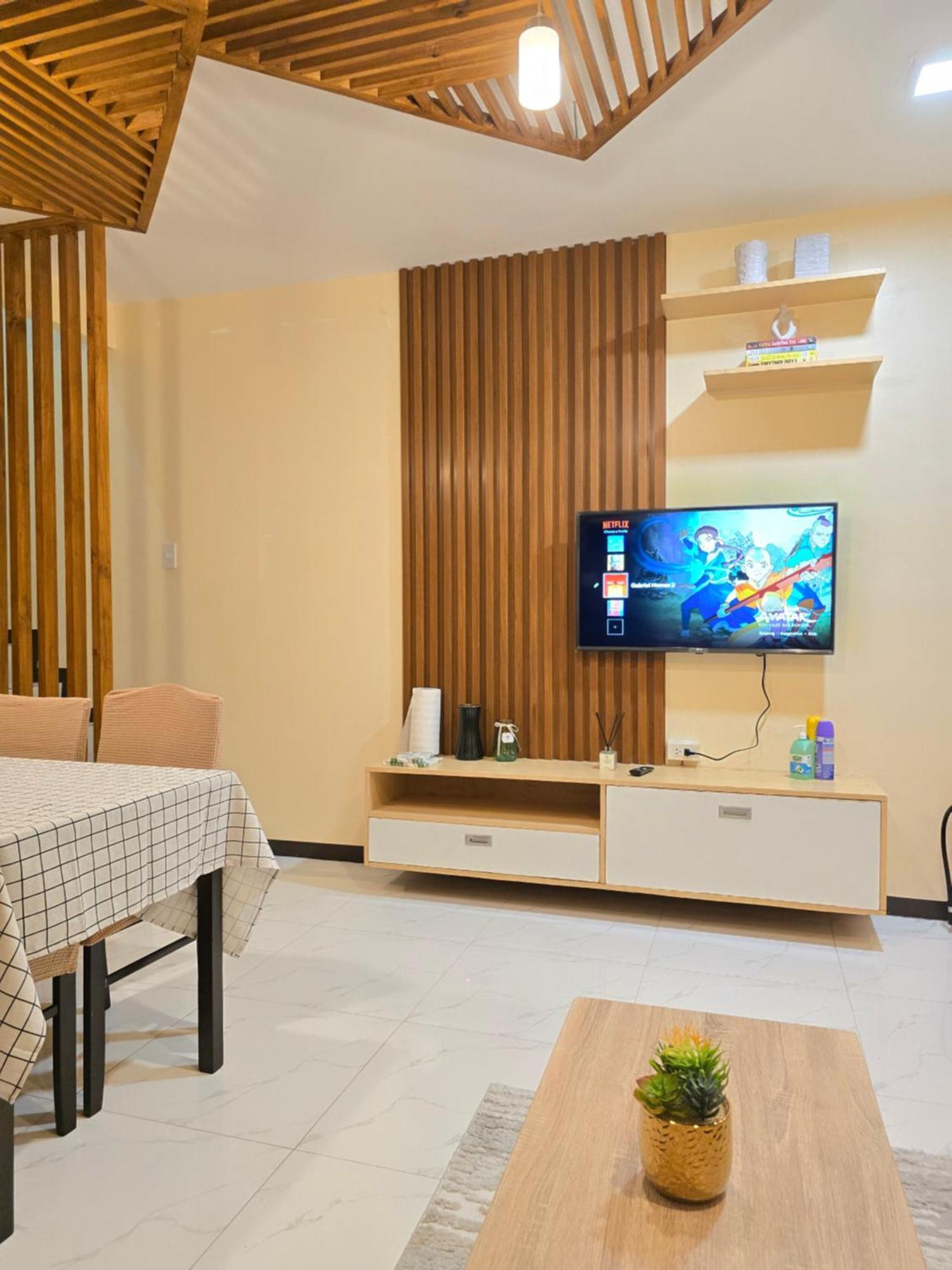 Fully-furnished Compostela House With Carpark, Wifi, Netflix *