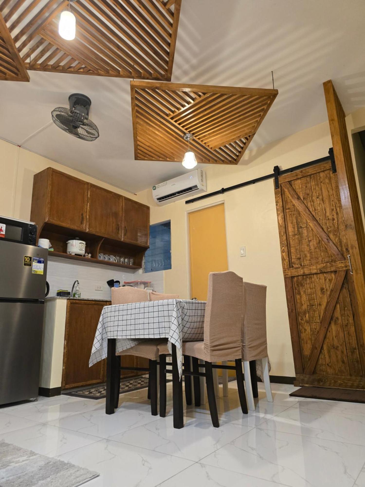 Fully-furnished Compostela House With Carpark, Wifi, Netflix Apartment *
