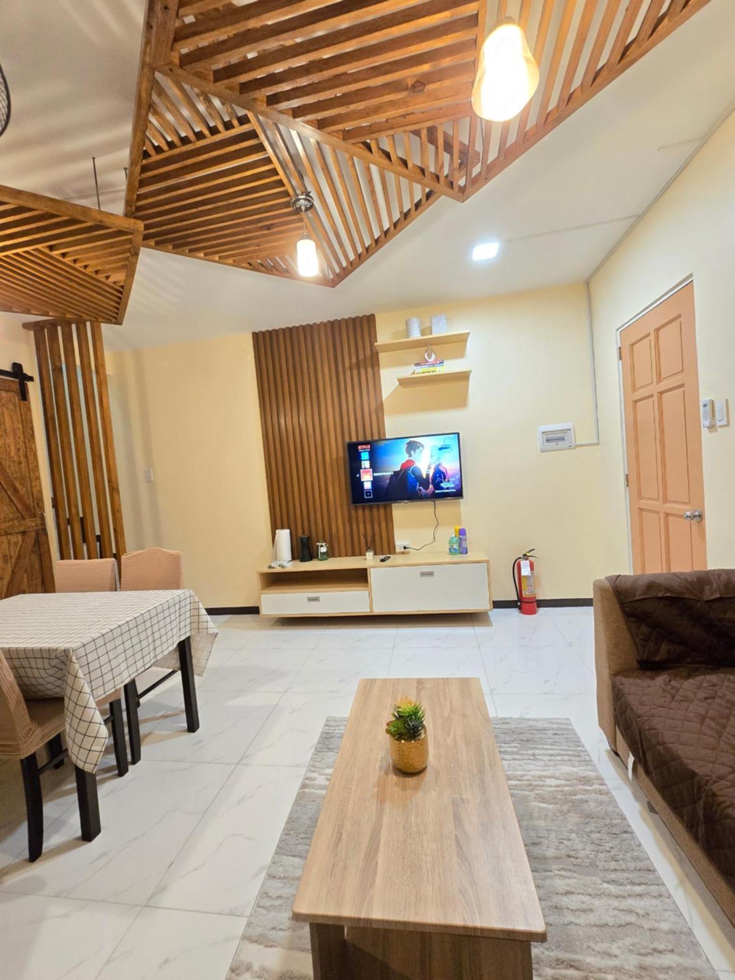 Fully-furnished Compostela House With Carpark, Wifi, Netflix Apartment