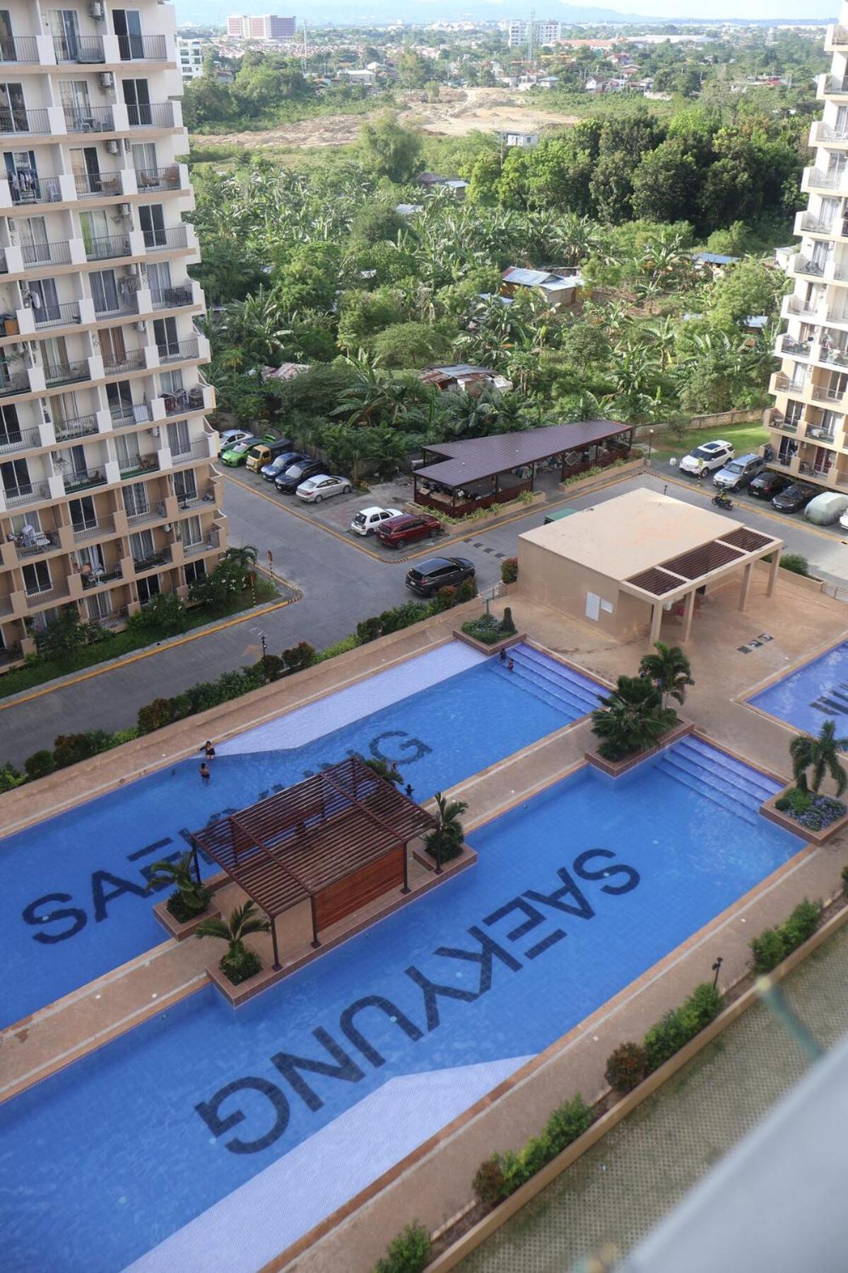 Apartment Pool View With Balcony Near Mactan Airport - La Vela Mactan Lapu-Lapu City