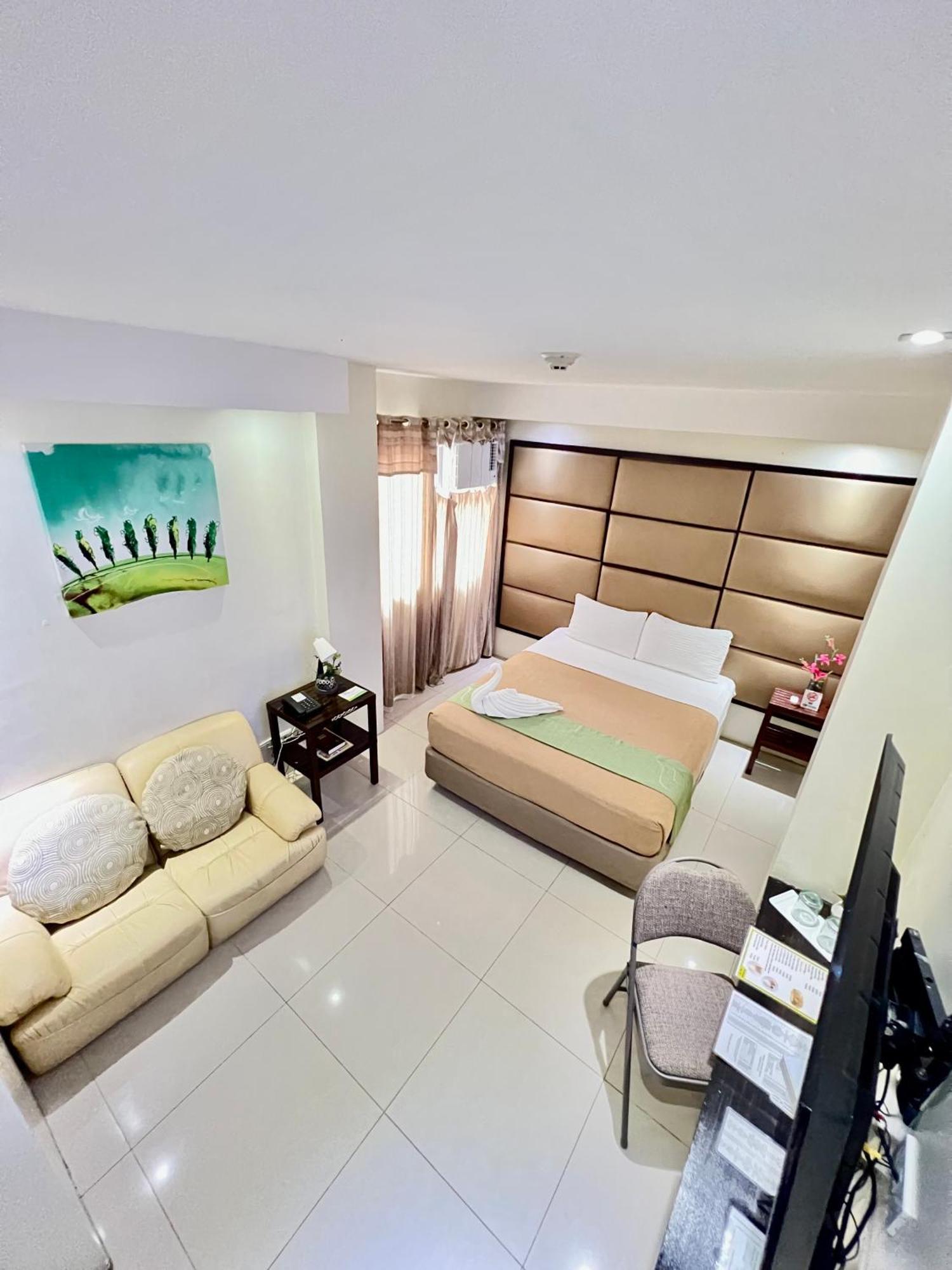 Canberry Hotel 2*