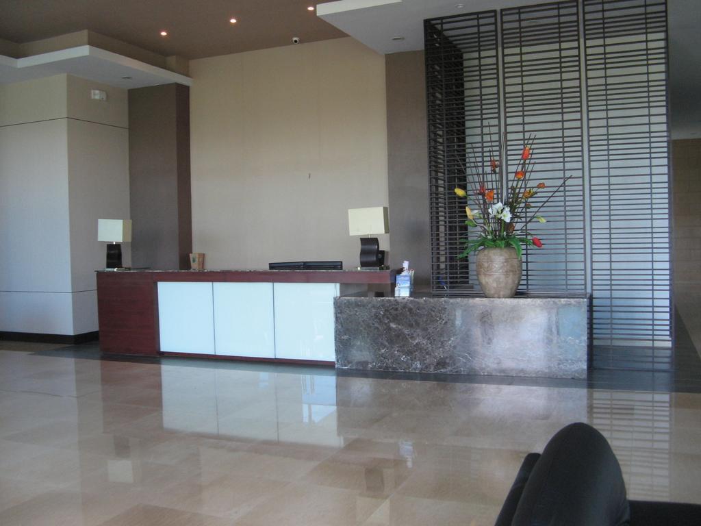 La Mirada Beachfront Condo: Ocean Views & Amenities 2*