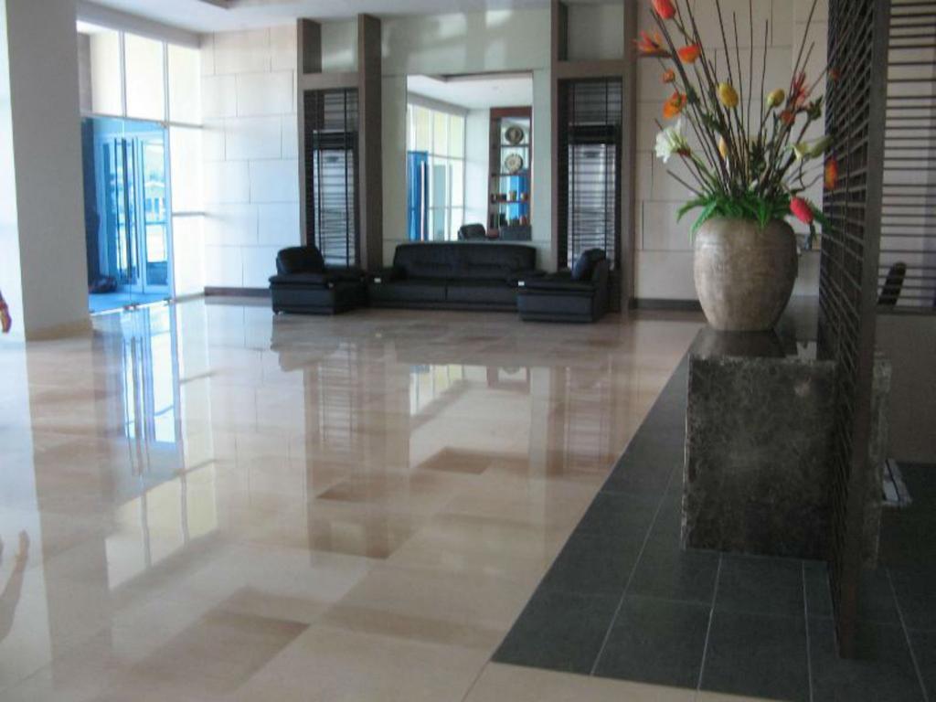 La Mirada Beachfront Condo: Ocean Views & Amenities Resort
