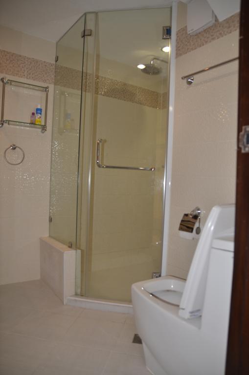 Luxurious Penthouse Unit In Apartment *