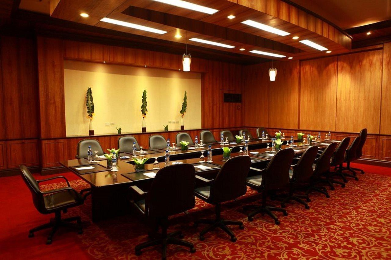 Hotel Waterfront Airport And Casino 4*