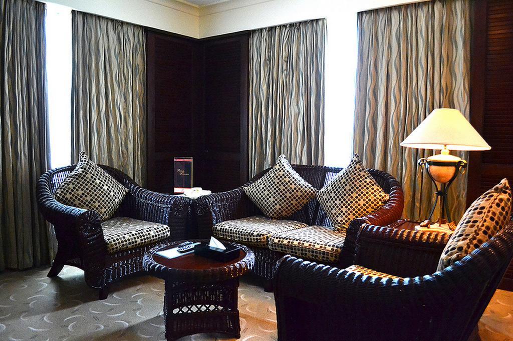 Waterfront Airport And Casino 4*