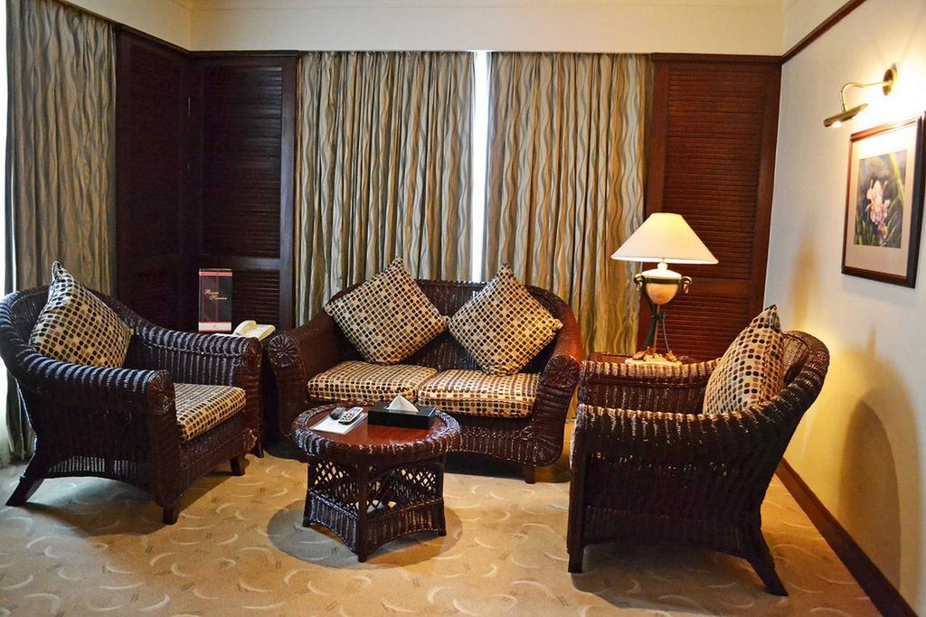 Waterfront Airport And Casino Hotel 4*