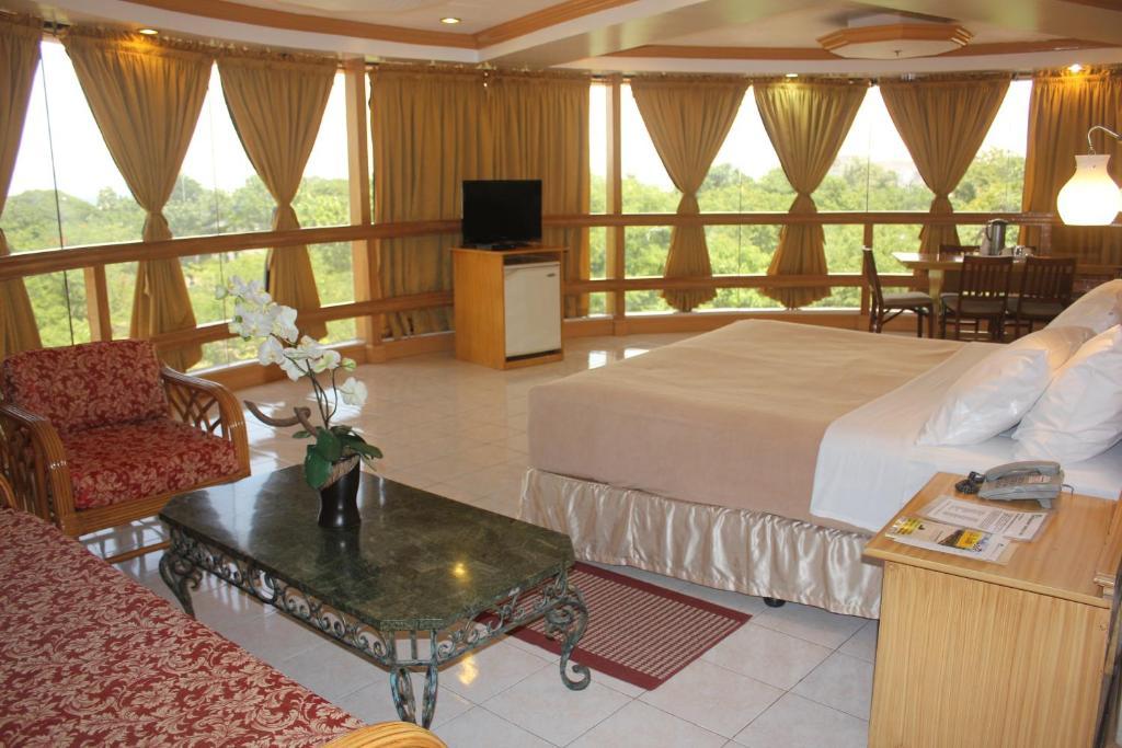 Elegant Circle Hotel 3*
