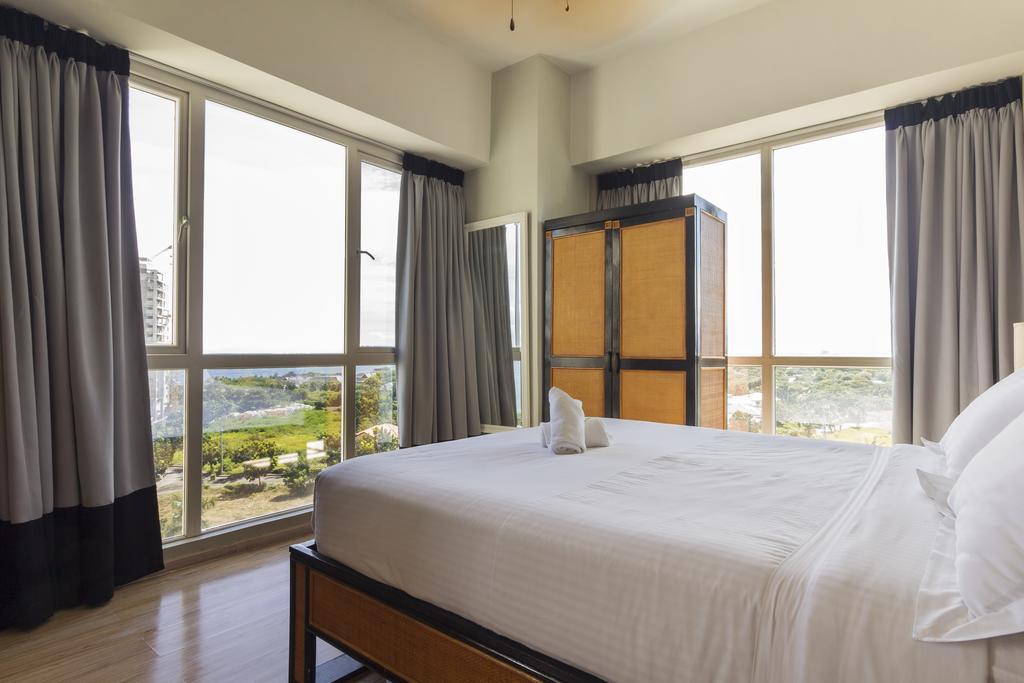 La Mirada Beachfront Condo: Ocean Views & Amenities Resort