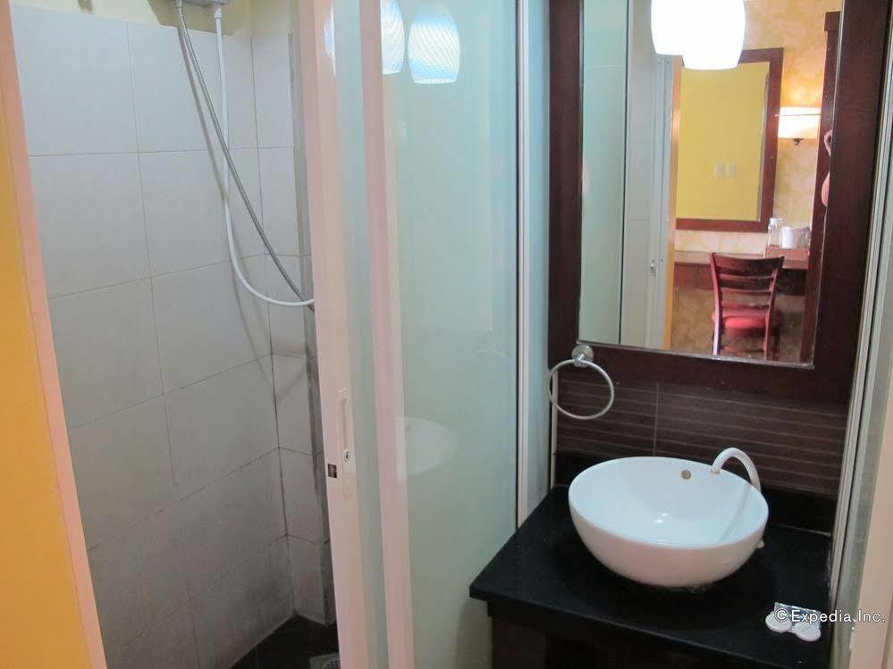Hotel Oyo 159 San Remigio Pensionne 2*