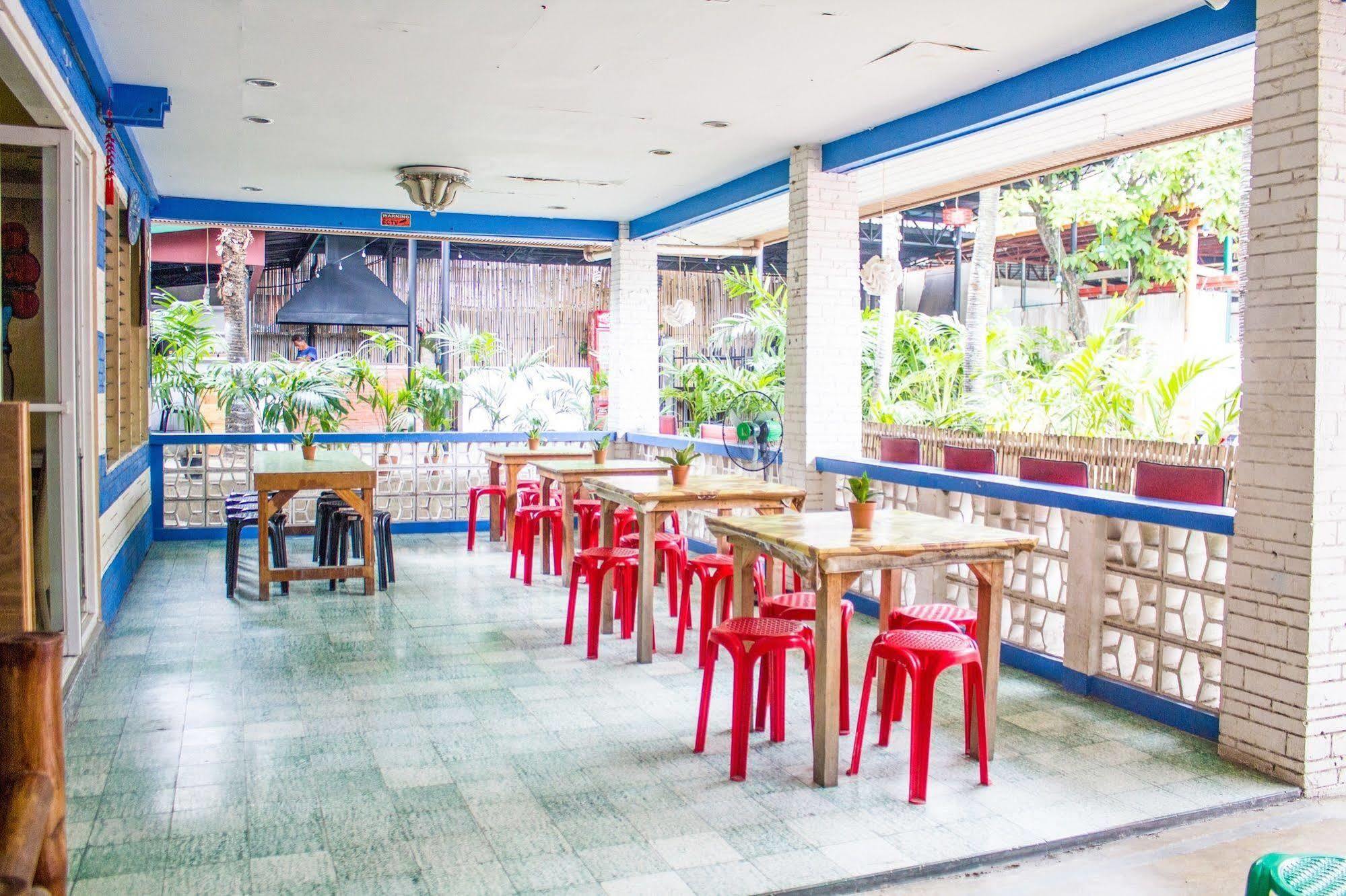 Le Village Hostel *