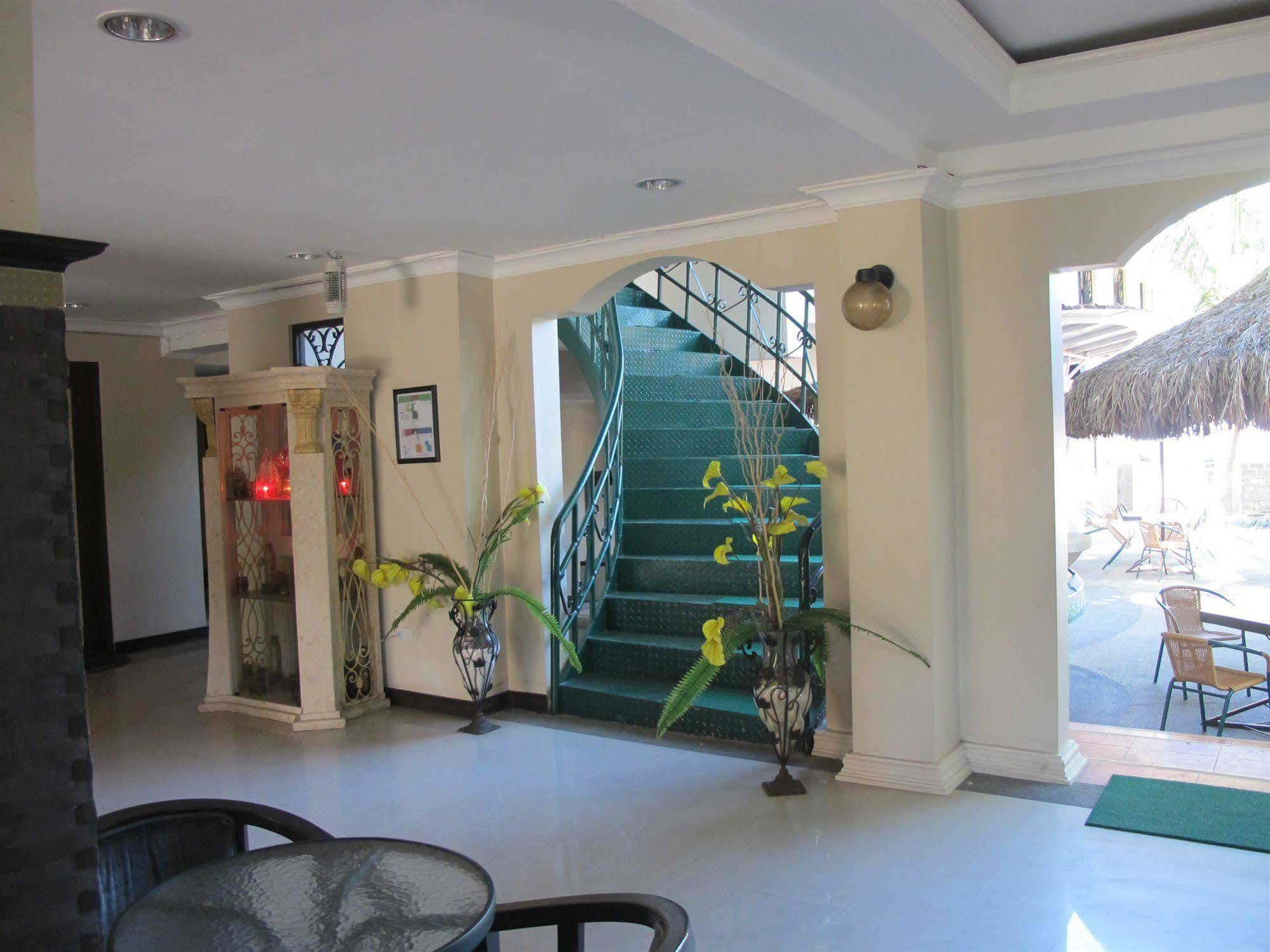 Hilltop Hotel 2*