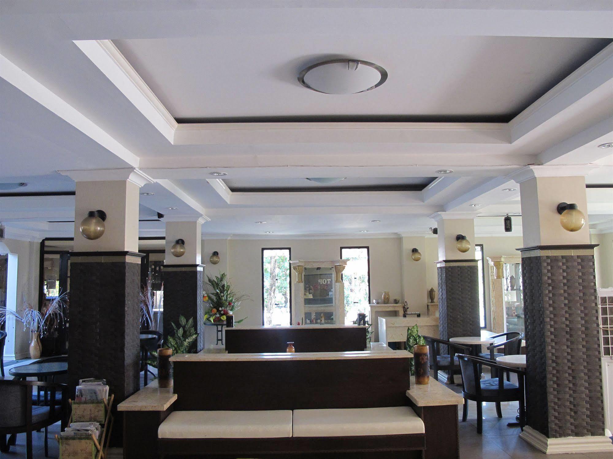 Hotel Hilltop 2*