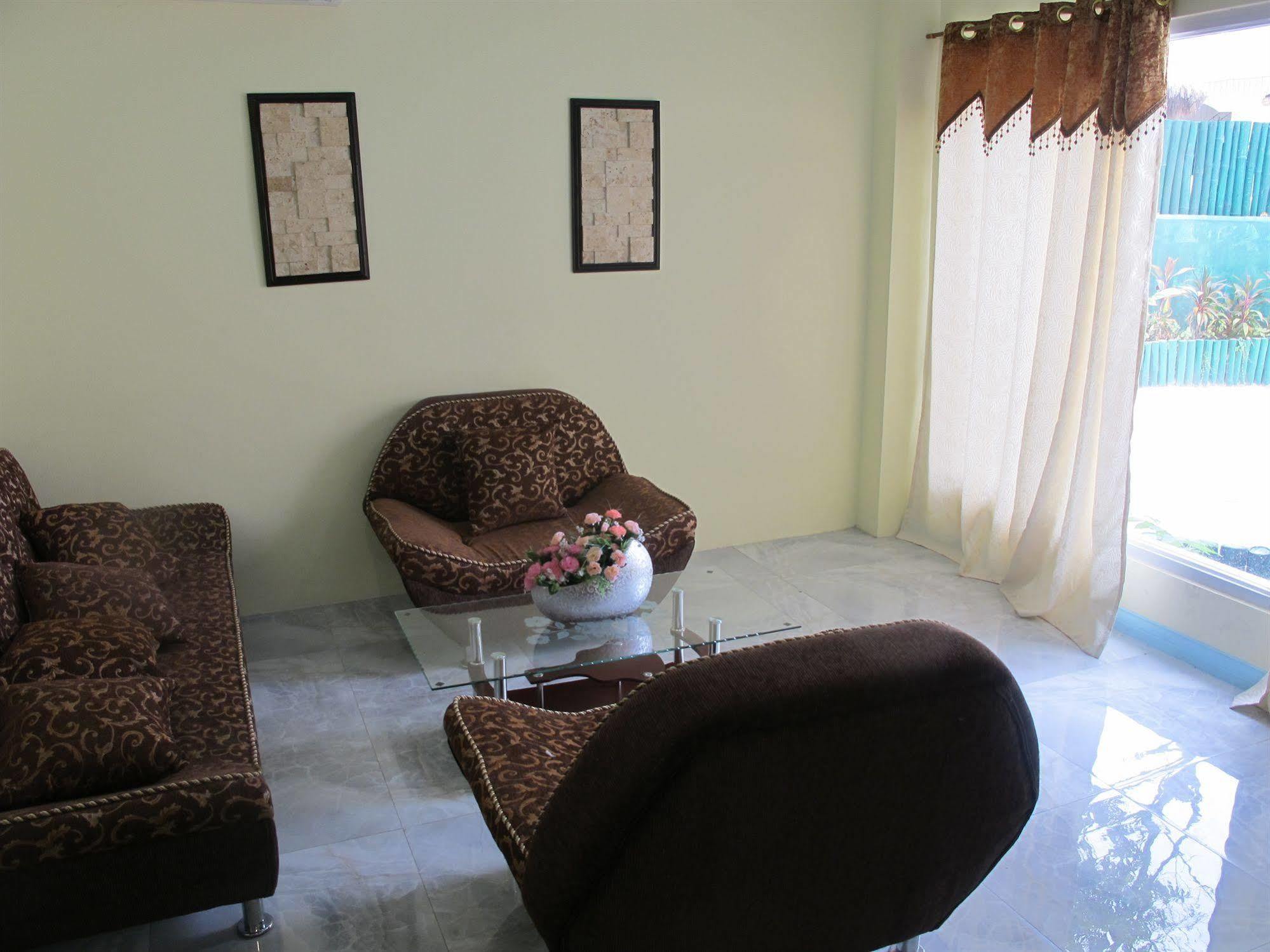 Hilltop Hotel 2*