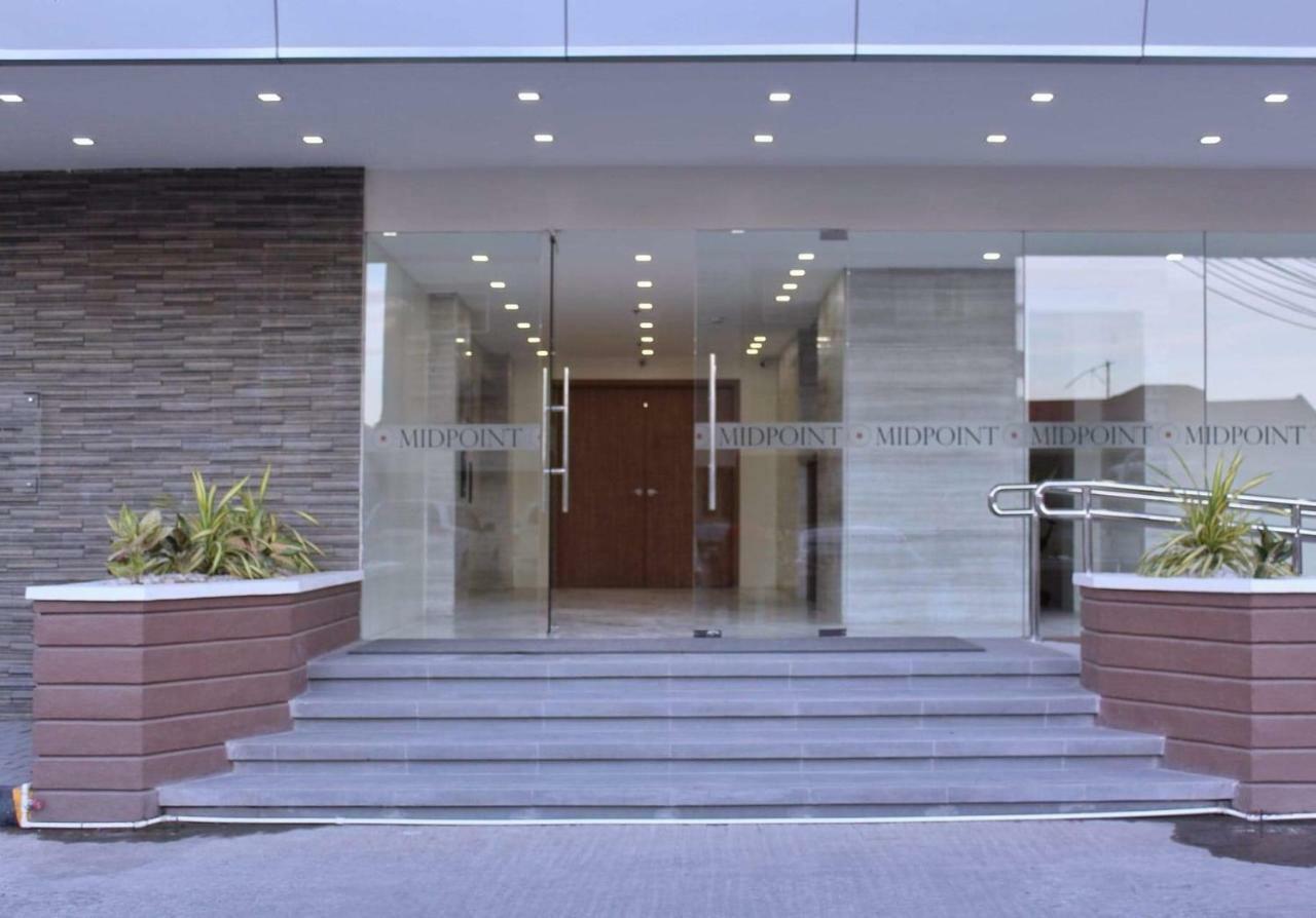 Midpoint | 1br Near Starbucks And Rustan's *