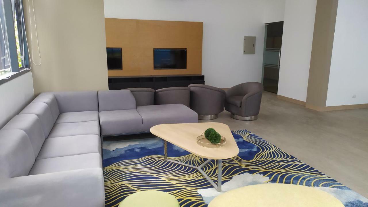 Island Living At One Manchester Place *