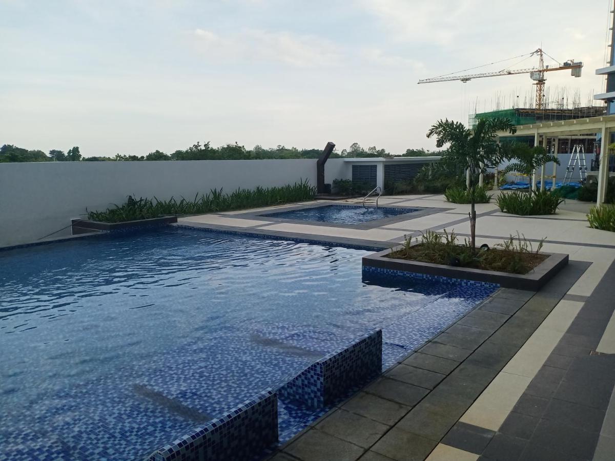 2br Unit With Balcony- Pool Access- Near Airport