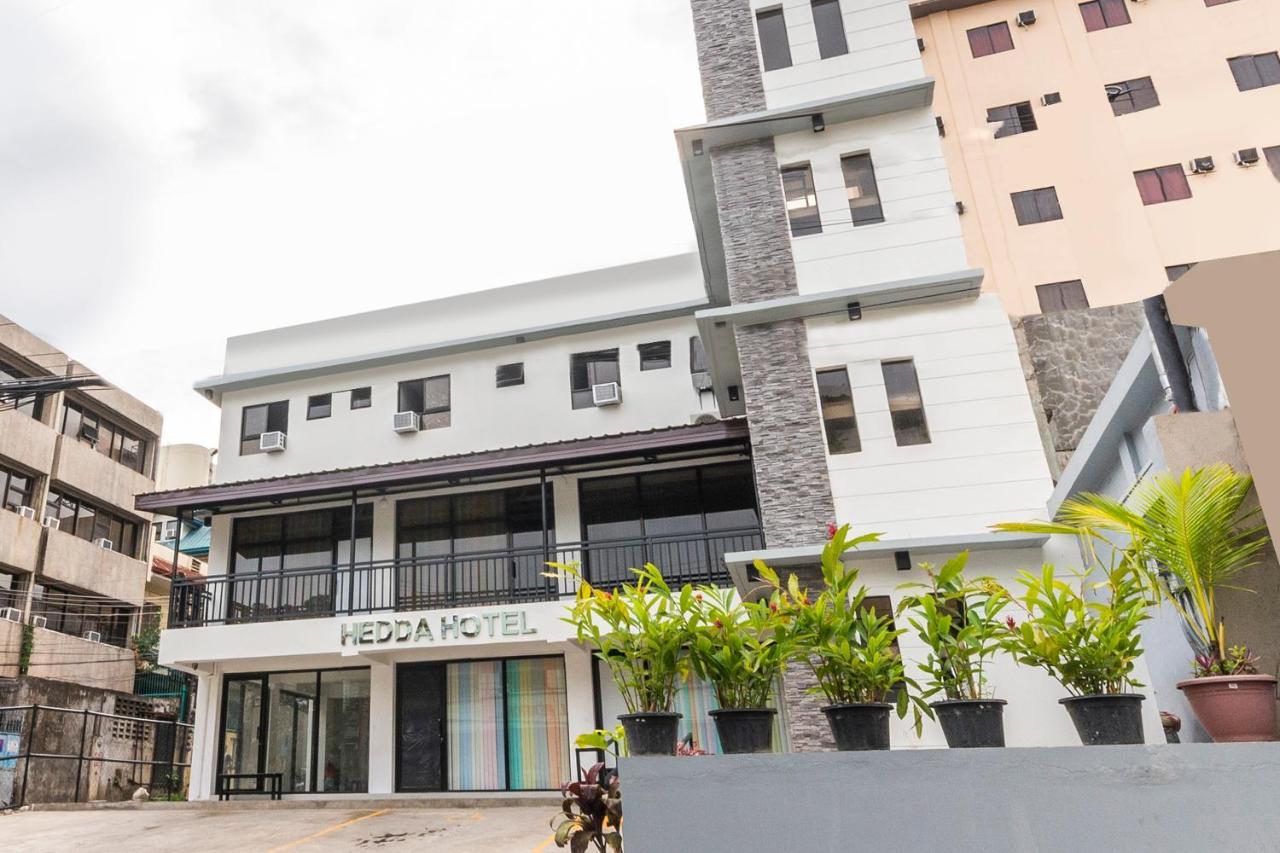 Vaccinated Staff - Oyo 476 Hedda Hotel