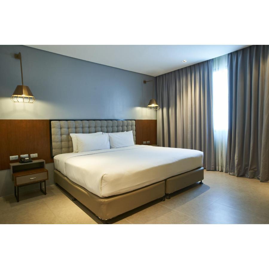 Summit Galleria Hotel
